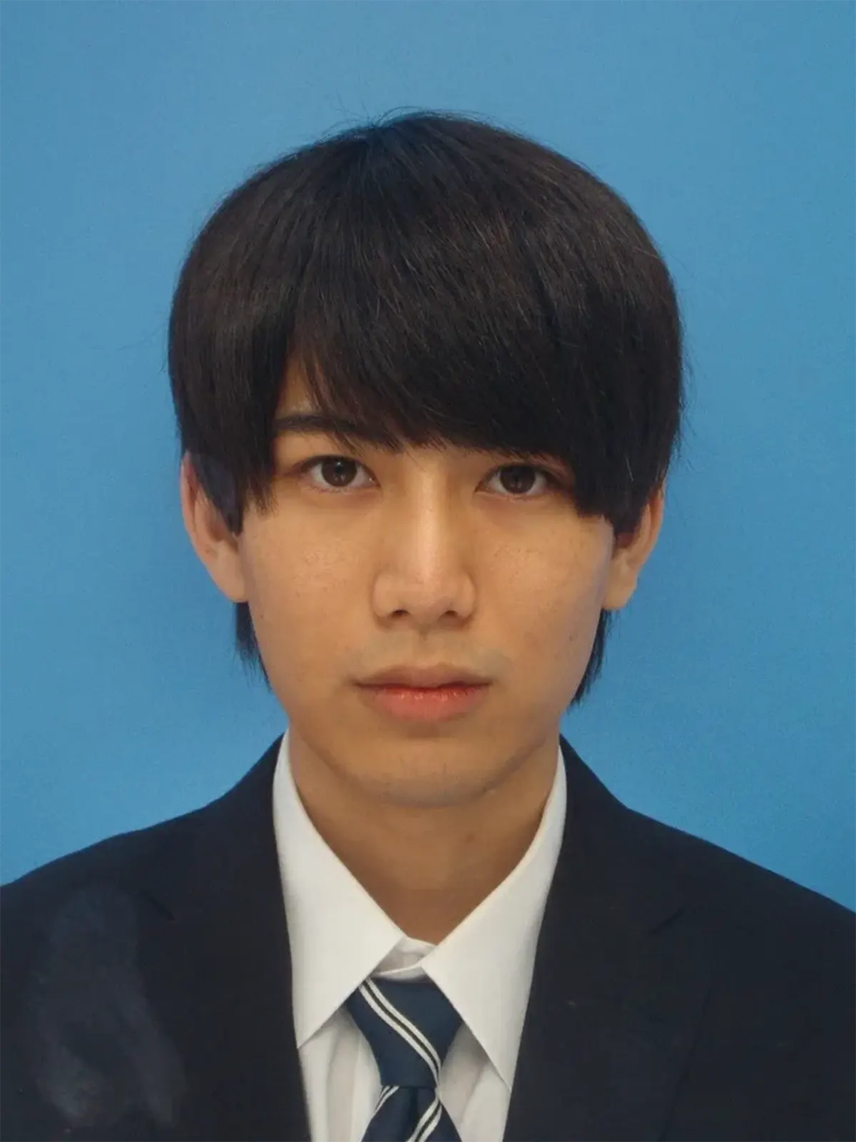男子就活生の証明写真のビフォー