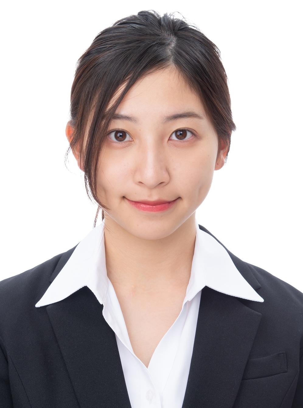 女子就活生の証明写真のビフォー