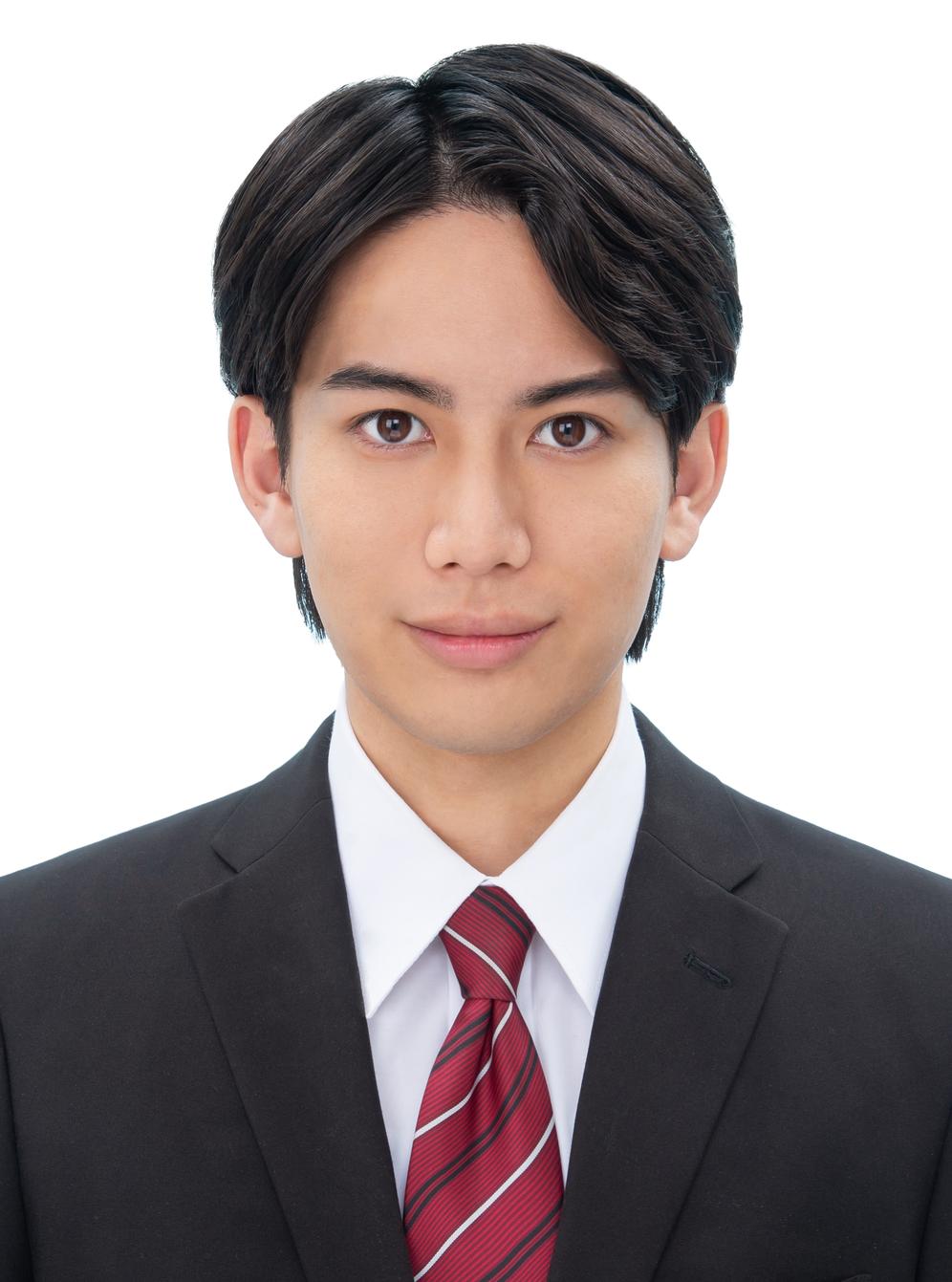 男子就活生のプロがヘアメイクして、撮影指導をした証明写真のアフター