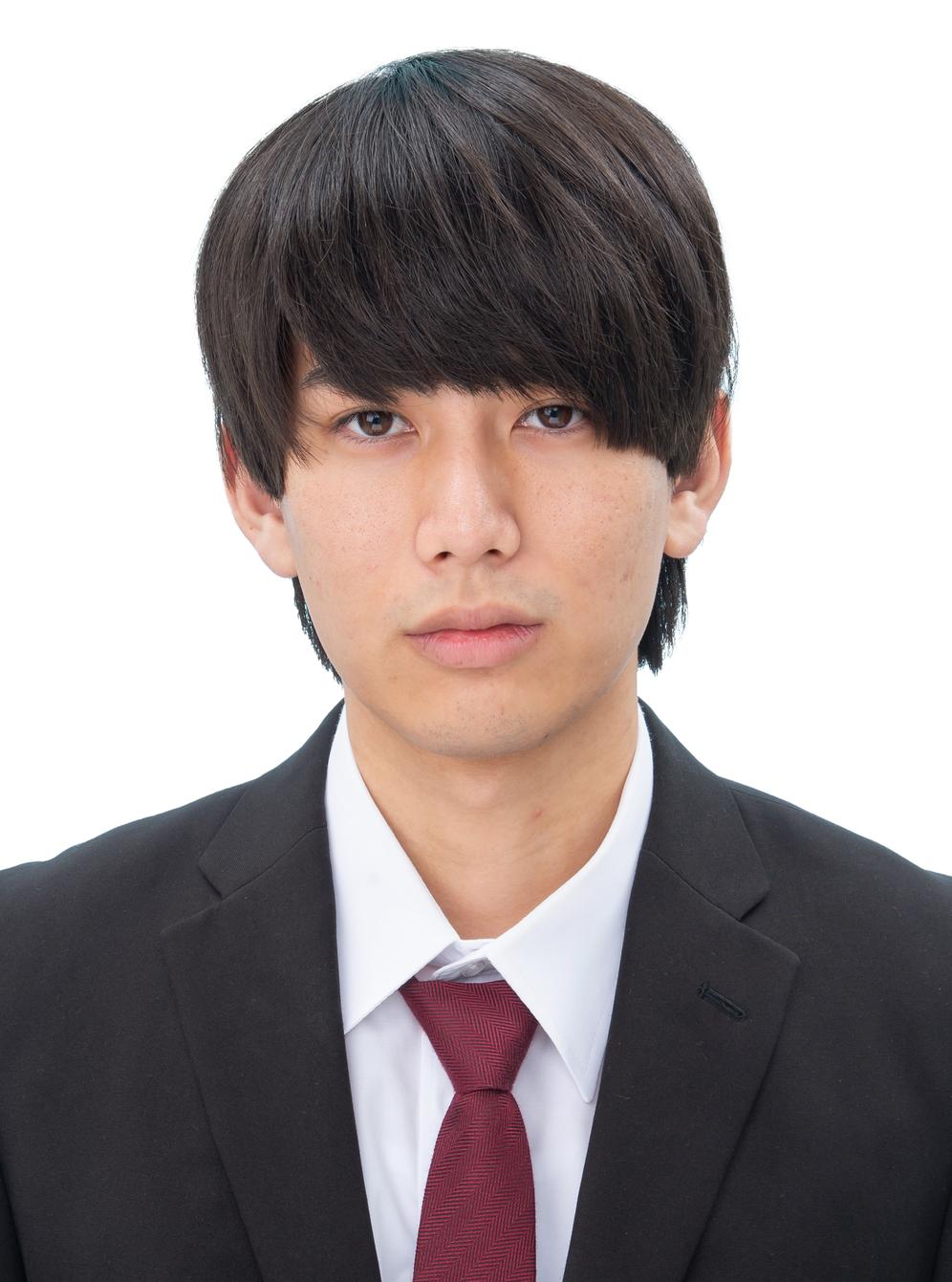 男性が一人で撮影した証明写真