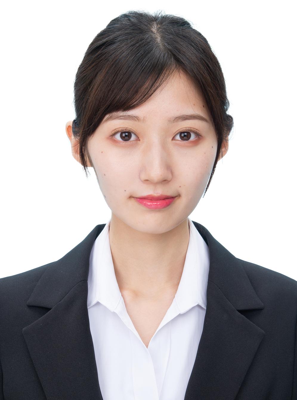 女子就活生の証明写真のビフォー