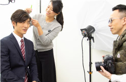 証明写真撮影中の就活男子写真