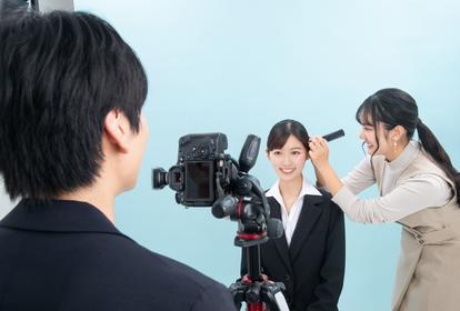 就活用の証明写真を撮影される男子就活生