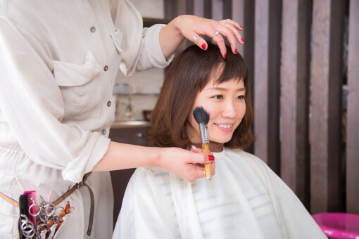 パウダーチークはこう使う!就活写真用のメイクをヘアメイクが徹底解説3