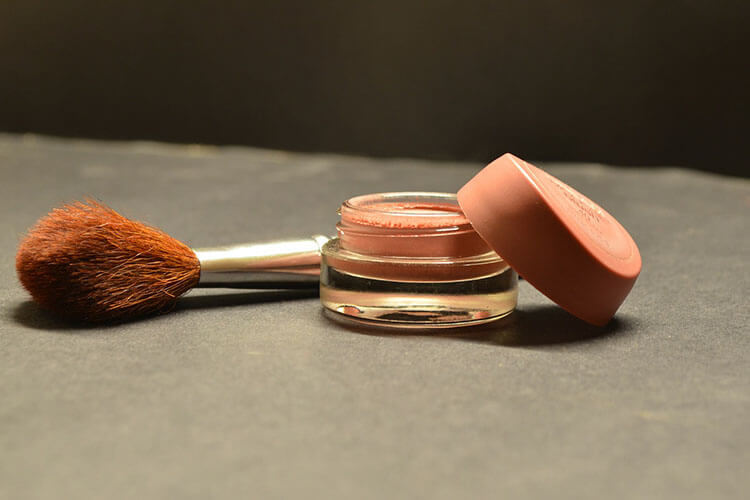 パウダーチークはこう使う!就活写真用のメイクをヘアメイクが徹底解説1