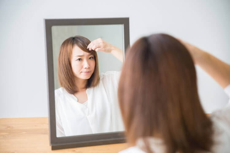就活写真に適した女性の前髪の流し方とは?セット方法や注意点を解説4