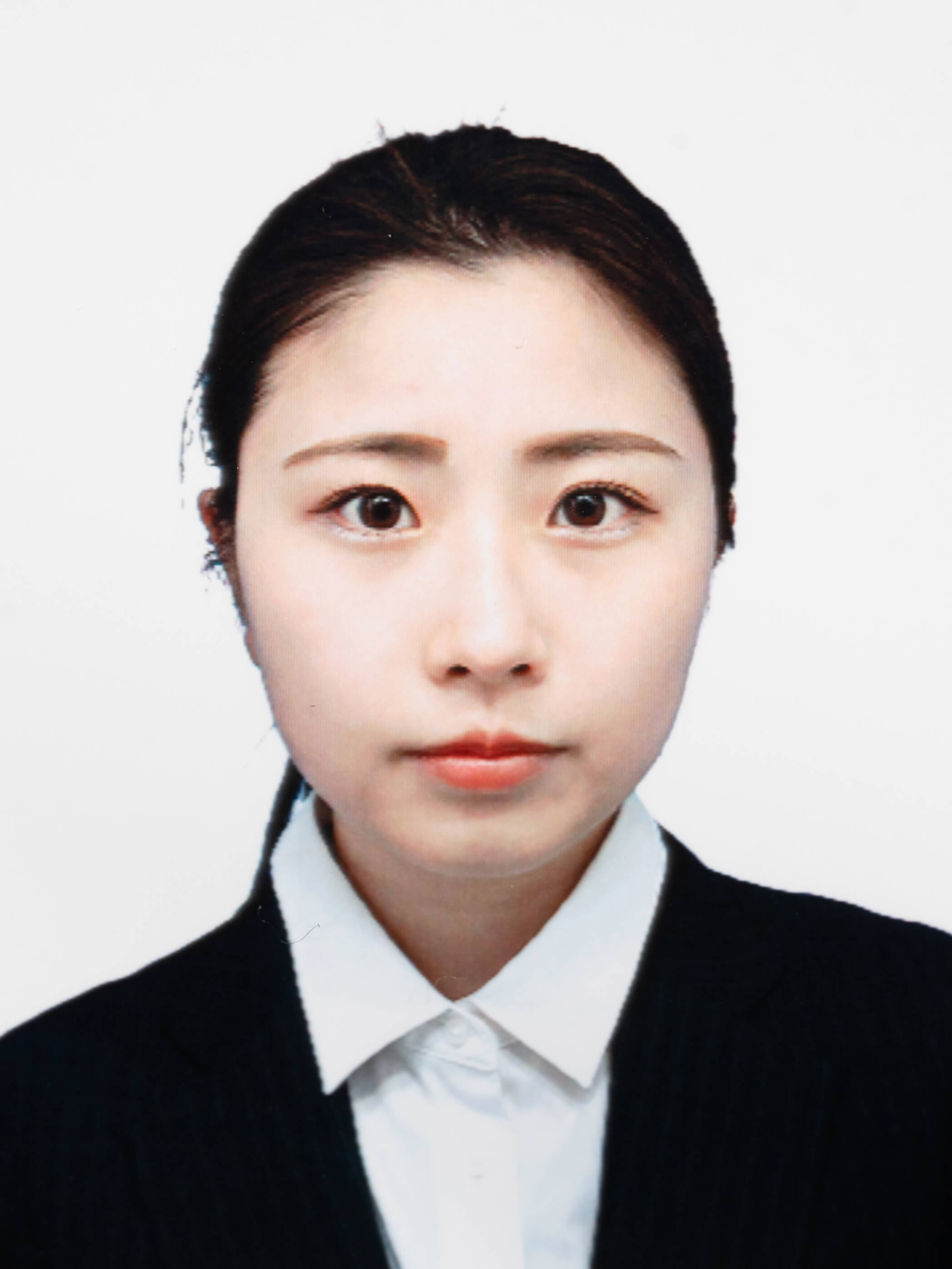 女子就活生の証明写真のビフォー