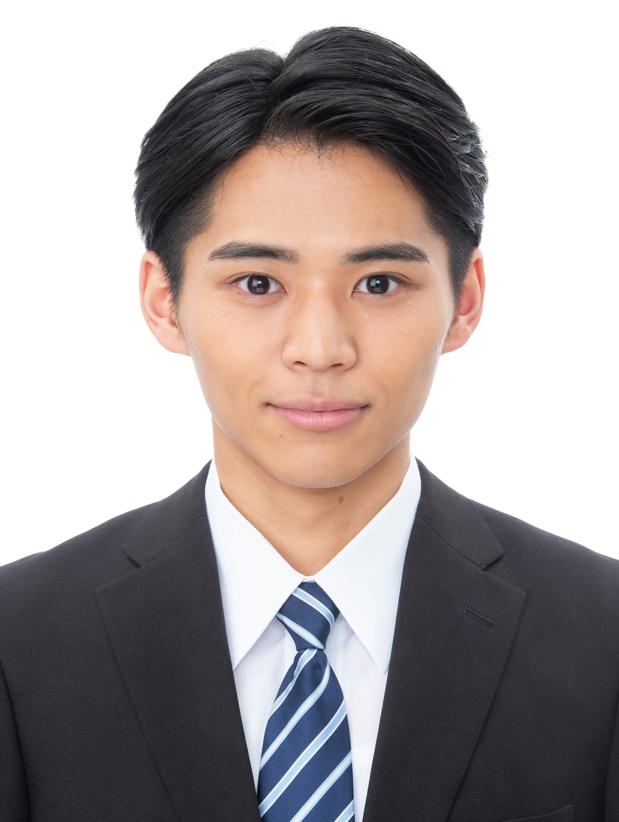 プロのヘアメイクがメイクして撮影指導をした男性の証明写真