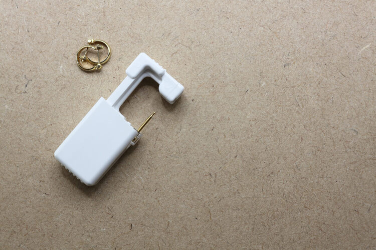 就活用の証明写真で「ピアス穴」が写るのは不利?プロが隠し方を解説2