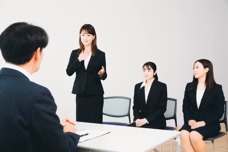好印象を与えたい人必見!就活の証明写真におすすめの「背景色」を紹介2